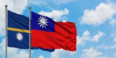 Nauru ve Tayvan bayrağı birlikte beyaz bulutlu mavi gökyüzüne karşı rüzgarda sallayarak. Diplomasi kavramı, uluslararası ilişkiler.