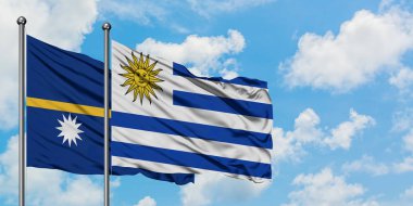 Nauru ve Uruguay bayrağı birlikte beyaz bulutlu mavi gökyüzüne karşı rüzgarda sallayarak. Diplomasi kavramı, uluslararası ilişkiler.
