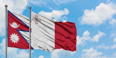 Nepal ve Malta bayrağı birlikte beyaz bulutlu mavi gökyüzüne karşı rüzgarda sallayarak. Diplomasi kavramı, uluslararası ilişkiler.