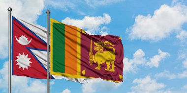 Nepal ve Sri Lanka bayrağı birlikte beyaz bulutlu mavi gökyüzüne karşı rüzgarda sallayarak. Diplomasi kavramı, uluslararası ilişkiler.