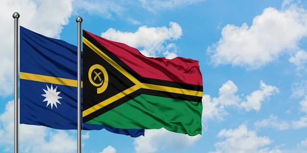 Nauru und Vanuatu-Flagge wehen gemeinsam im Wind gegen den wolkenverhangenen blauen Himmel. Diplomatie-Konzept, internationale Beziehungen. — Stockfoto