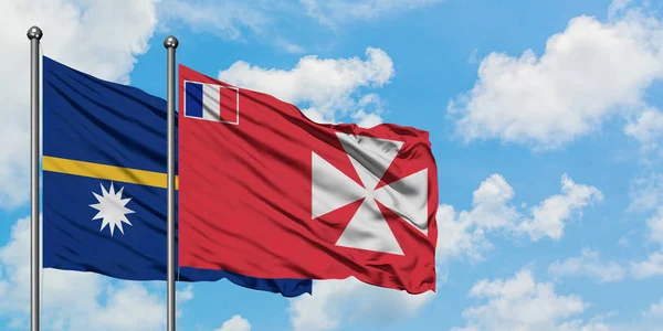 Bandera de Nauru y Wallis y Futuna ondeando en el viento contra el cielo azul nublado blanco juntos. Concepto diplomático, relaciones internacionales . — Foto de Stock