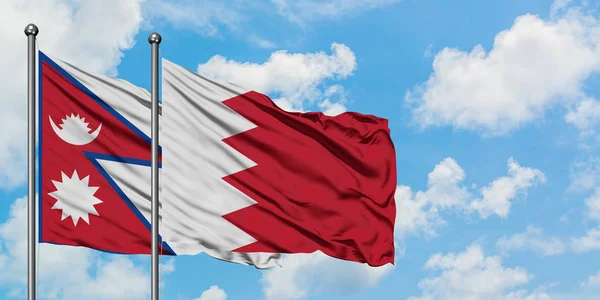 Nepal ve Bahreyn bayrağı birlikte beyaz bulutlu mavi gökyüzüne karşı rüzgarda sallayarak. Diplomasi kavramı, uluslararası ilişkiler. — Stok fotoğraf