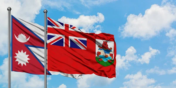 Nepal en Bermuda vlag zwaaien in de wind tegen witte bewolkte blauwe hemel samen. Diplomatie concept, internationale betrekkingen. — Stockfoto