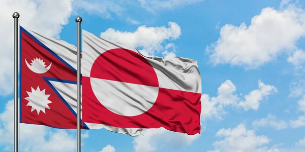 Nepal ve Grönland bayrağı birlikte beyaz bulutlu mavi gökyüzüne karşı rüzgarda sallayarak. Diplomasi kavramı, uluslararası ilişkiler. — Stok fotoğraf