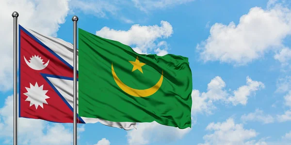 Bandera de Nepal y Mauritania ondeando en el viento contra el cielo azul nublado blanco juntos. Concepto diplomático, relaciones internacionales . — Foto de Stock