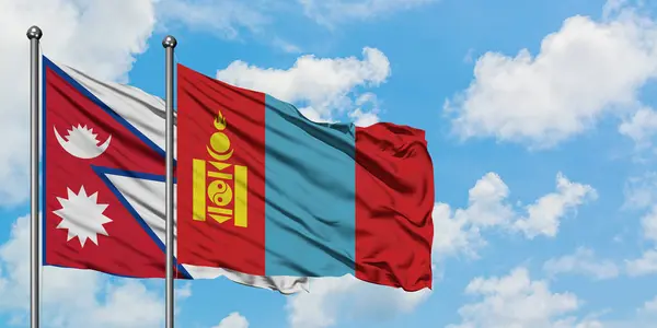 Bandera de Nepal y Mongolia ondeando en el viento contra el cielo azul nublado blanco juntos. Concepto diplomático, relaciones internacionales . — Foto de Stock