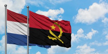 Hollanda ve Angola bayrağı birlikte beyaz bulutlu mavi gökyüzüne karşı rüzgarsal sallayarak. Diplomasi kavramı, uluslararası ilişkiler.