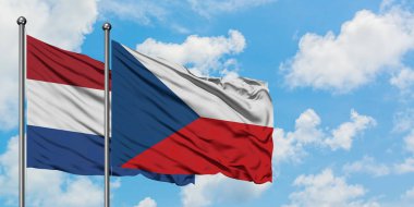 Hollanda ve Çek Cumhuriyeti bayrağı birlikte beyaz bulutlu mavi gökyüzüne karşı rüzgarsal sallayarak. Diplomasi kavramı, uluslararası ilişkiler.