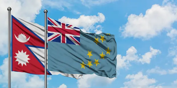 Bandera de Nepal y Tuvalu ondeando en el viento contra el cielo azul nublado blanco juntos. Concepto diplomático, relaciones internacionales . — Foto de Stock