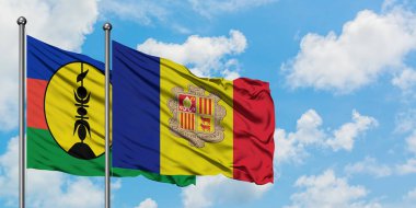 Yeni Kaledonya ve Andorra bayrağı birlikte beyaz bulutlu mavi gökyüzüne karşı rüzgarda sallayarak. Diplomasi kavramı, uluslararası ilişkiler.