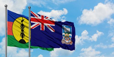 Yeni Kaledonya ve Falkland Adaları bayrağı birlikte beyaz bulutlu mavi gökyüzüne karşı rüzgarda sallayarak. Diplomasi kavramı, uluslararası ilişkiler.