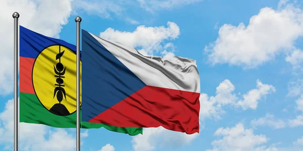 Σημαία της νέας Καληδονία και της Τσεχικής Δημοκρατίας που κουνώντας τον άνεμο ενάντια στον λευκό συννεφιασμένο γαλάζιο ουρανό μαζί. Φιλοσοφία της διπλωματίας, διεθνείς σχέσεις. — Φωτογραφία Αρχείου