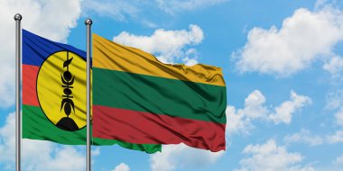 Yeni Kaledonya ve Litvanya bayrağı birlikte beyaz bulutlu mavi gökyüzüne karşı rüzgarda sallayarak. Diplomasi kavramı, uluslararası ilişkiler.