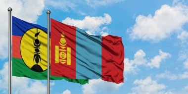 Yeni Kaledonya ve Moğolistan bayrağı birlikte beyaz bulutlu mavi gökyüzüne karşı rüzgarda sallayarak. Diplomasi kavramı, uluslararası ilişkiler.