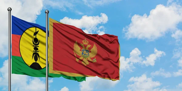 Új-Kaledónia és Montenegró zászló integetett a szél ellen, fehér felhős kék eget együtt. Diplomáciai koncepció, nemzetközi kapcsolatok. — Stock Fotó