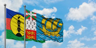 Yeni Kaledonya ve Saint Pierre ve Miquelon bayrağı birlikte beyaz bulutlu mavi gökyüzüne karşı rüzgarda sallayarak. Diplomasi kavramı, uluslararası ilişkiler.