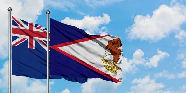新西兰和美属萨摩亚国旗在风中飘扬，与白云蓝天相一起。外交概念、国际关系. — 图库照片