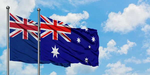 Új-Zéland és Ausztrália zászló integetett a szél ellen, fehér felhős kék ég együtt. Diplomáciai koncepció, nemzetközi kapcsolatok. — Stock Fotó