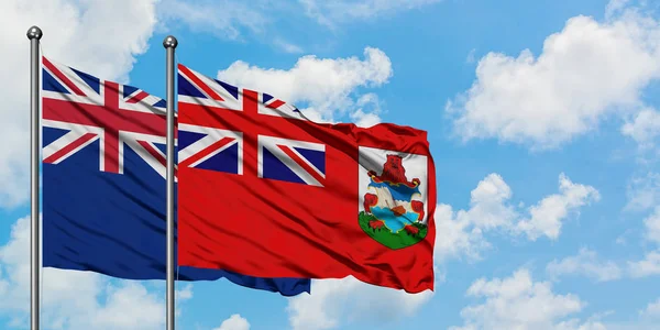 Bandera de Nueva Zelanda y Bermudas ondeando en el viento contra el cielo azul nublado blanco juntos. Concepto diplomático, relaciones internacionales . — Foto de Stock