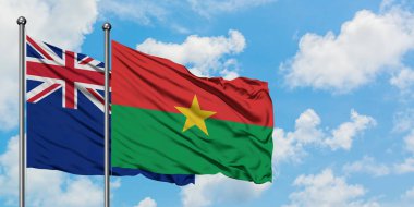 Yeni Zelanda ve Burkina Faso bayrağı birlikte beyaz bulutlu mavi gökyüzüne karşı rüzgarsal sallayarak. Diplomasi kavramı, uluslararası ilişkiler.