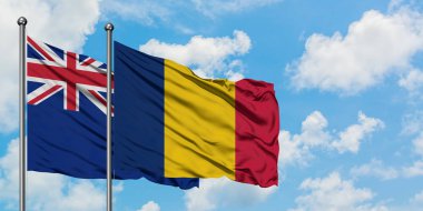 Yeni Zelanda ve Çad bayrağı birlikte beyaz bulutlu mavi gökyüzüne karşı rüzgarda sallayarak. Diplomasi kavramı, uluslararası ilişkiler.