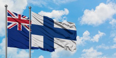 Yeni Zelanda ve Finlandiya bayrağı birlikte beyaz bulutlu mavi gökyüzüne karşı rüzgarsal sallayarak. Diplomasi kavramı, uluslararası ilişkiler.