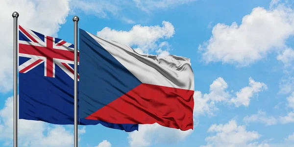 Нова Зеландія і Чеська Республіка прапор розмахуючи в вітру проти білого хмарного синього неба разом. Концепція дипломатії, міжнародні відносини. — стокове фото