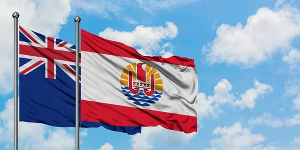 新西兰和法属波利尼西亚国旗在风中飘扬，与白云蓝天相联。外交概念、国际关系. — 图库照片