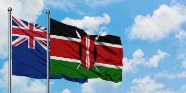 Yeni Zelanda ve Kenya bayrağı birlikte beyaz bulutlu mavi gökyüzüne karşı rüzgarda sallayarak. Diplomasi kavramı, uluslararası ilişkiler.