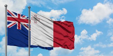 Yeni Zelanda ve Malta bayrağı birlikte beyaz bulutlu mavi gökyüzüne karşı rüzgarda sallayarak. Diplomasi kavramı, uluslararası ilişkiler.