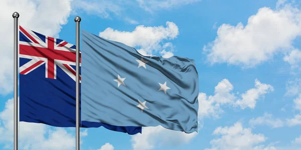 新西兰和密克罗尼西亚国旗在风中飘扬，与白云蓝天相联。外交概念、国际关系. — 图库照片