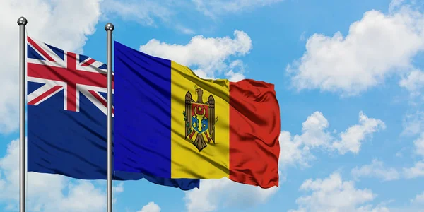 Bandera de Nueva Zelanda y Moldavia ondeando en el viento contra el cielo azul nublado blanco juntos. Concepto diplomático, relaciones internacionales . — Foto de Stock