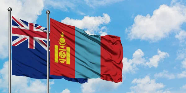 新西兰和蒙古国旗在风中飘扬，白云蓝天相聚。外交概念、国际关系. — 图库照片