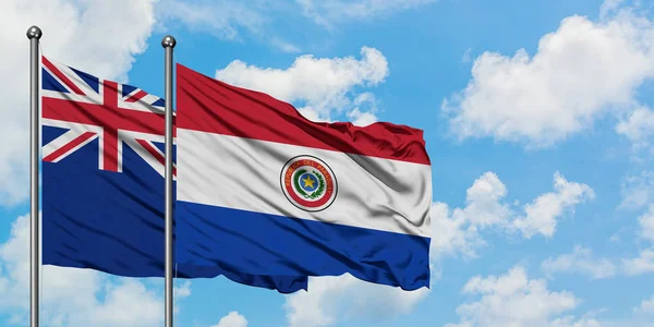 Nowa Zelandia i Paragwaj flaga machając w wiatr przed białym zachmurzone błękitne niebo razem. Koncepcja dyplomacji, stosunki międzynarodowe. — Zdjęcie stockowe