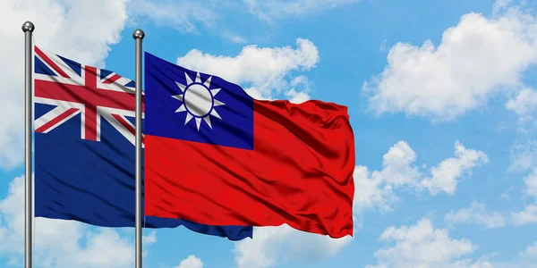 Новая Зеландия и Тайвань вместе машут на ветру против белого облачного голубого неба. Концепция дипломатии, международные отношения . — стоковое фото