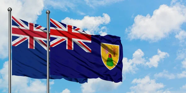 Bandera de Nueva Zelanda y las Islas Turcas y Caicos ondeando en el viento contra el cielo azul nublado blanco juntos. Concepto diplomático, relaciones internacionales . — Foto de Stock