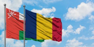 Umman ve Çad bayrağı birlikte beyaz bulutlu mavi gökyüzüne karşı rüzgarda sallayarak. Diplomasi kavramı, uluslararası ilişkiler.