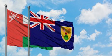 Umman ve Turks ve Caicos Adaları bayrağı birlikte beyaz bulutlu mavi gökyüzüne karşı rüzgarsal sallayarak. Diplomasi kavramı, uluslararası ilişkiler.