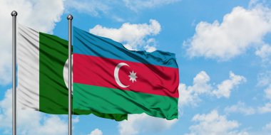 Pakistan ve Azerbaycan bayrağı havada havada sallanıyor. Diplomasi kavramı, uluslararası ilişkiler.