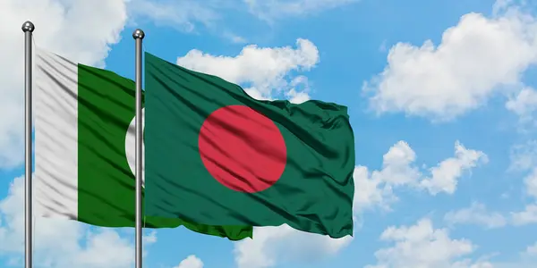 Bandera de Pakistán y Bangladesh ondeando en el viento contra el cielo azul nublado blanco juntos. Concepto diplomático, relaciones internacionales . — Foto de Stock