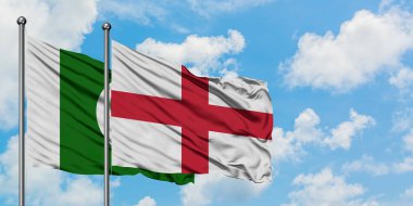 Pakistan ve İngiltere bayrağı birlikte beyaz bulutlu mavi gökyüzüne karşı rüzgarda sallayarak. Diplomasi kavramı, uluslararası ilişkiler.