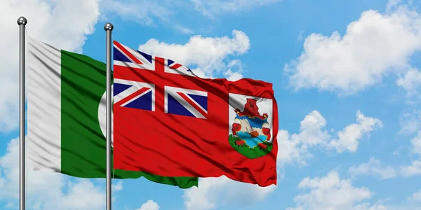 Bandera de Pakistán y Bermudas ondeando en el viento contra el cielo azul nublado blanco juntos. Concepto diplomático, relaciones internacionales . — Foto de Stock