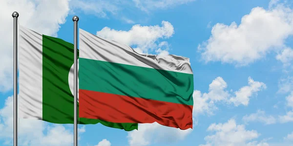 Bandera de Pakistán y Bulgaria ondeando en el viento contra el cielo azul nublado blanco juntos. Concepto diplomático, relaciones internacionales . — Foto de Stock