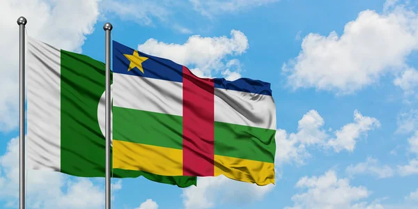 Bandera de Pakistán y República Centroafricana ondeando en el viento contra el cielo azul nublado blanco juntos. Concepto diplomático, relaciones internacionales . — Foto de Stock