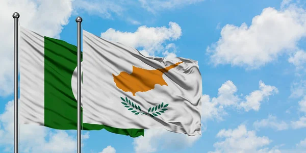 Bandera de Pakistán y Chipre ondeando en el viento contra el cielo azul nublado blanco juntos. Concepto diplomático, relaciones internacionales . — Foto de Stock