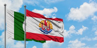 Pakistan ve Fransız Polinezyası bayrağı birlikte beyaz bulutlu mavi gökyüzüne karşı rüzgarda sallayarak. Diplomasi kavramı, uluslararası ilişkiler.