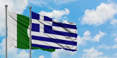 Pakistan ve Yunanistan bayrağı birlikte beyaz bulutlu mavi gökyüzüne karşı rüzgarsal sallayarak. Diplomasi kavramı, uluslararası ilişkiler.