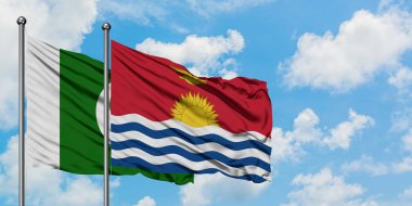 Pakistan ve Kiribati bayrağı birlikte beyaz bulutlu mavi gökyüzüne karşı rüzgarda sallayarak. Diplomasi kavramı, uluslararası ilişkiler.