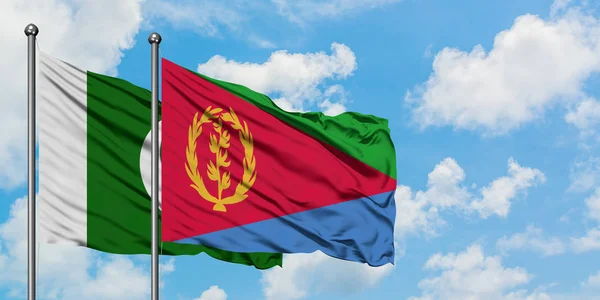 Bandera de Pakistán y Eritrea ondeando en el viento contra el cielo azul nublado blanco juntos. Concepto diplomático, relaciones internacionales . — Foto de Stock